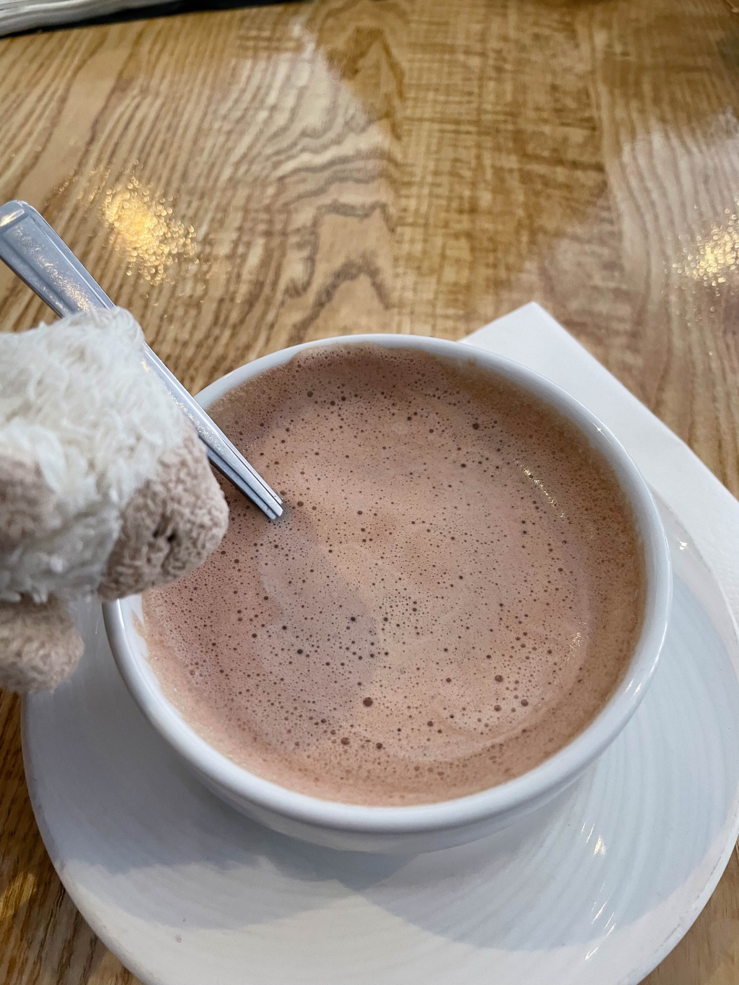 Wollie warmt op met een warme chocolademelk.